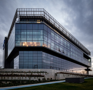 伊斯坦布尔Kordsa研发中心的玻璃和混凝土