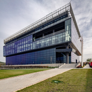 伊斯坦布尔Kordsa研发中心的玻璃和混凝土