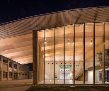 由隈研吾设计的ICU新体育中心的木结构