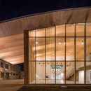 由Kengo Kuma设计的ICU新体育中心木质结构