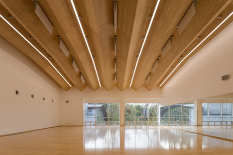 Kengo Kuma的ICU新体育中心的木结构