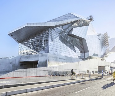 Himmelb（l）au合作社设计的钢、玻璃和混凝土融合博物馆