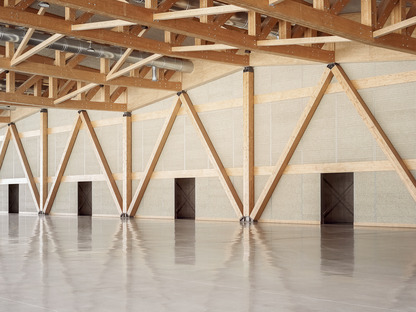 Agordo会议中心采用胶合木框架和交叉支撑元素