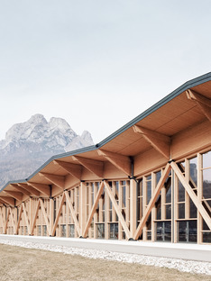 Agordo会议中心采用胶合木框架和交叉支撑元素