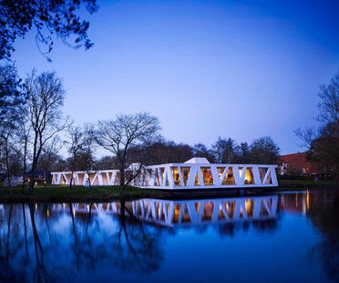 亨宁·拉尔森（Henning Larsen）在湖上设计了一个混凝土画廊