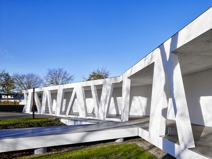 Henning Larsen在湖上设计了一个混凝土廊道