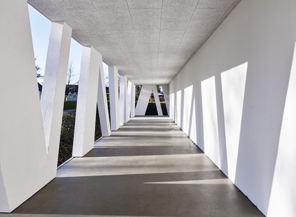 Henning Larsen在湖上设计了一个混凝土廊道