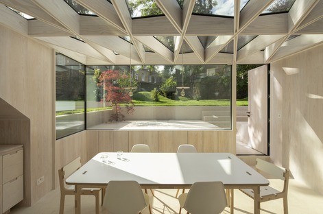 鹤田建筑事务所(Tsuruta Architects)设计的木头和玻璃花园中的一颗宝石雷竞技下载链接