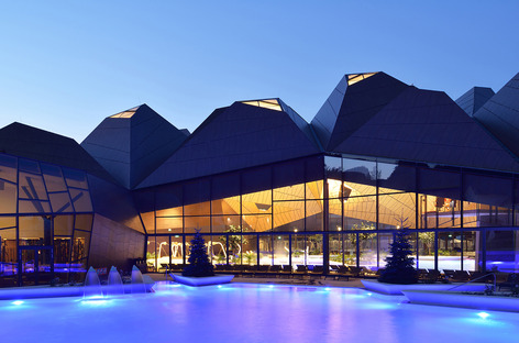 ENOTA建雷竞技下载链接筑师的室内游泳池配有钢和铝制框架