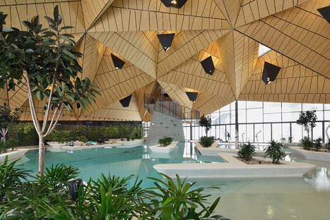 ENOTA建雷竞技下载链接筑师的室内游泳池配有钢和铝制框架