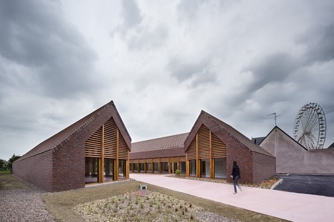 Lemoal Lemoal Architects的社交中心的Timber和Terr雷竞技下载链接a Cotta位于Cabourg