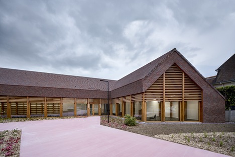 Lemoal Lemoal Architects的社交中心的Timber和Terr雷竞技下载链接a Cotta位于Cabourg