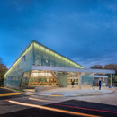 一个半透明的façade霓虹灯为卡罗尔顿图书馆