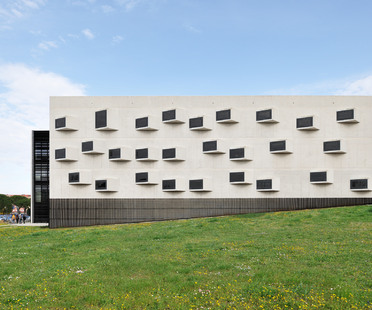 Dekleva Gregoric 雷竞技下载链接Architects的大学玻璃，钢和混凝土校园