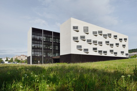Dekleva Gregoric建雷竞技下载链接筑师大学玻璃、钢和混凝土校区