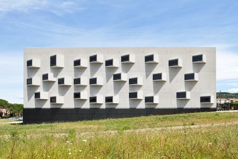 Dekleva Gregoric建雷竞技下载链接筑师大学玻璃、钢和混凝土校区