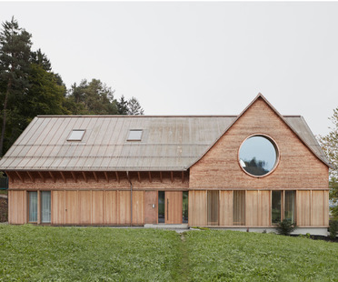 Innauer Matt Architekten的混凝土和木头房子