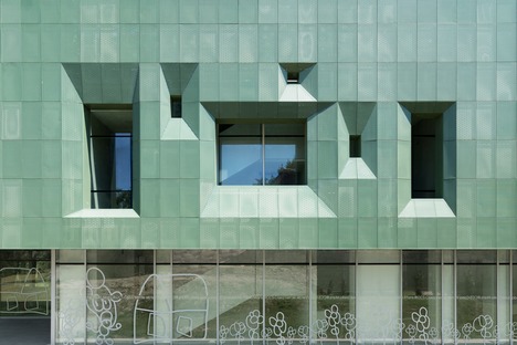 LDA的façade的两层微穿孔铝。iMDA Casa的佛