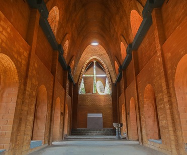墙壁制造商在粘土砖中设计了一个带有链泊拱门的教堂