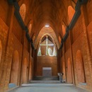 墙匠设计了一座用粘土砖砌成的悬链线拱门教堂