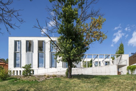 由B.K.P.Š设计的瓦格纳风格的混凝土住宅。雷竞技下载链接架构师