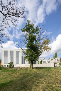 由B.K.P.Š设计的瓦格纳风格的混凝土住宅。雷竞技下载链接架构师