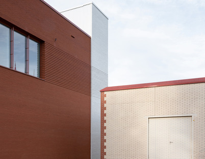 Christ & Gantenbein的瑞士莲巧克力之家(Lindt Home of Chocolate)由釉面砖和钢筋混凝土组成