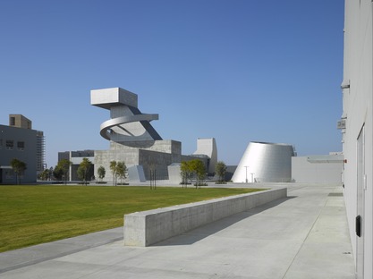 洛杉矶：由Coop Himmelb（l）au设计的高中用钢和混凝土棋子#9