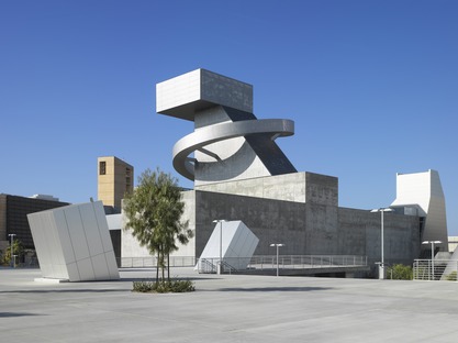 洛杉矶：由Coop Himmelb（l）au设计的高中用钢和混凝土棋子#9