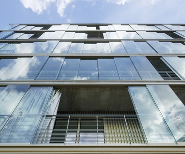 Atelier Kempe Thill的混凝土和玻璃社交住房公寓