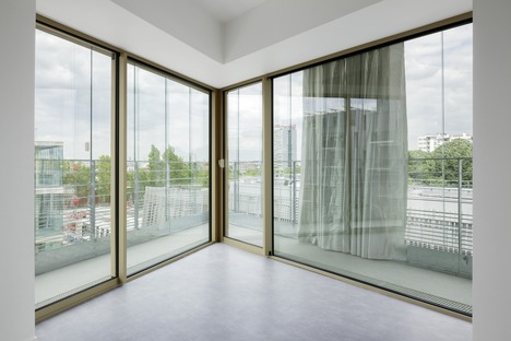 Atelier Kempe Thill设计的混凝土和玻璃社会住房公寓
