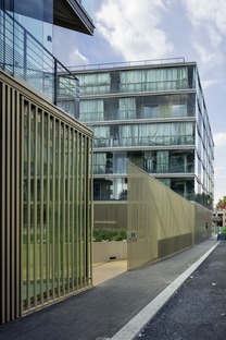 Atelier Kempe Thill设计的混凝土和玻璃社会住房公寓